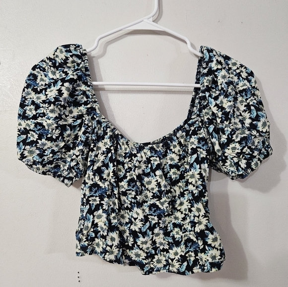 motel Tops - Motel Floral Puff Sleeve Crop Top!